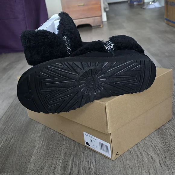 UGG NEW IN BOX‼️UGG Women's Black Shearling Boots - Picture 4 of 8
